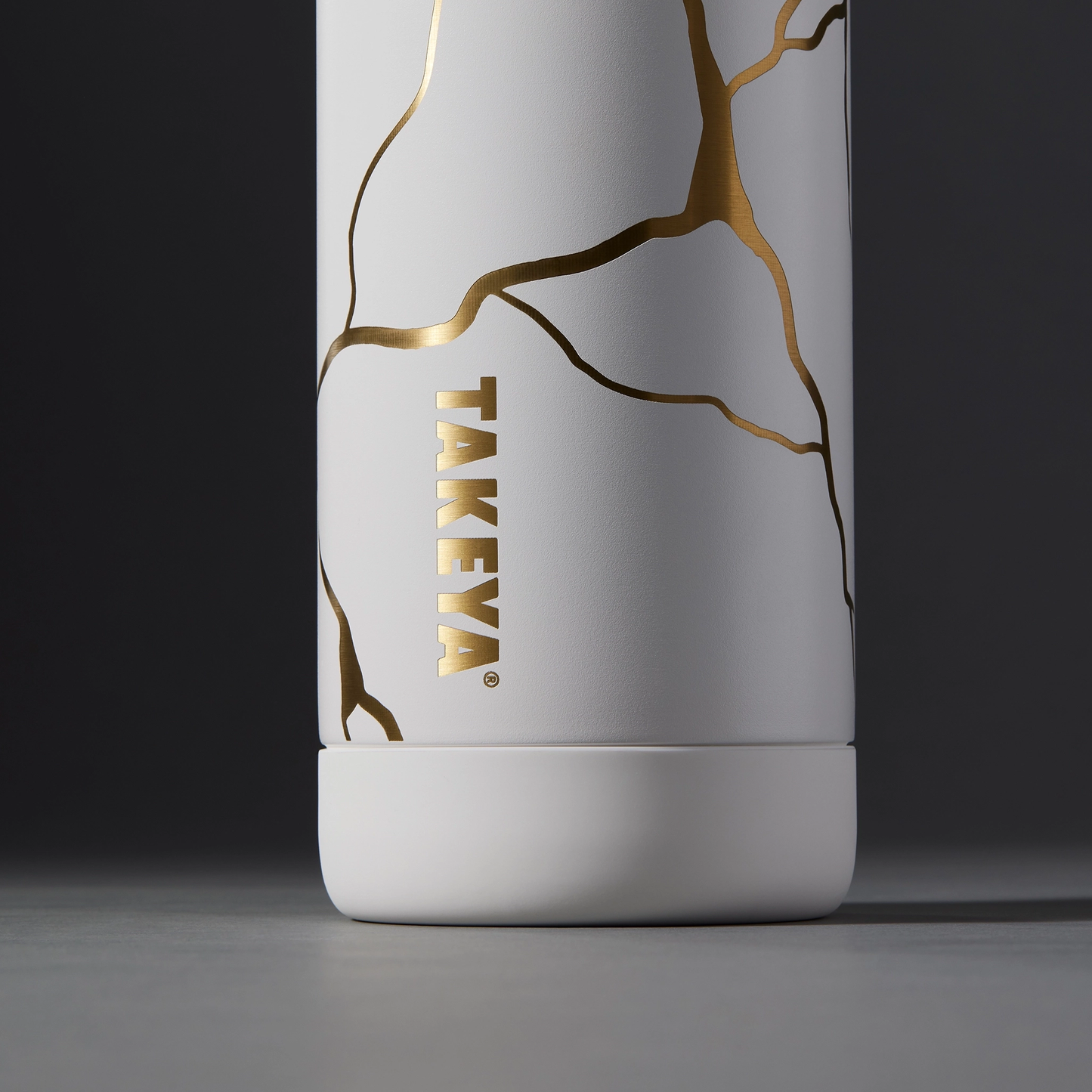 kintsugi-water-bottle-with-straw-lid-c4 51389-TK_HO25_Kintsugi_Takeya9236_Crop.png