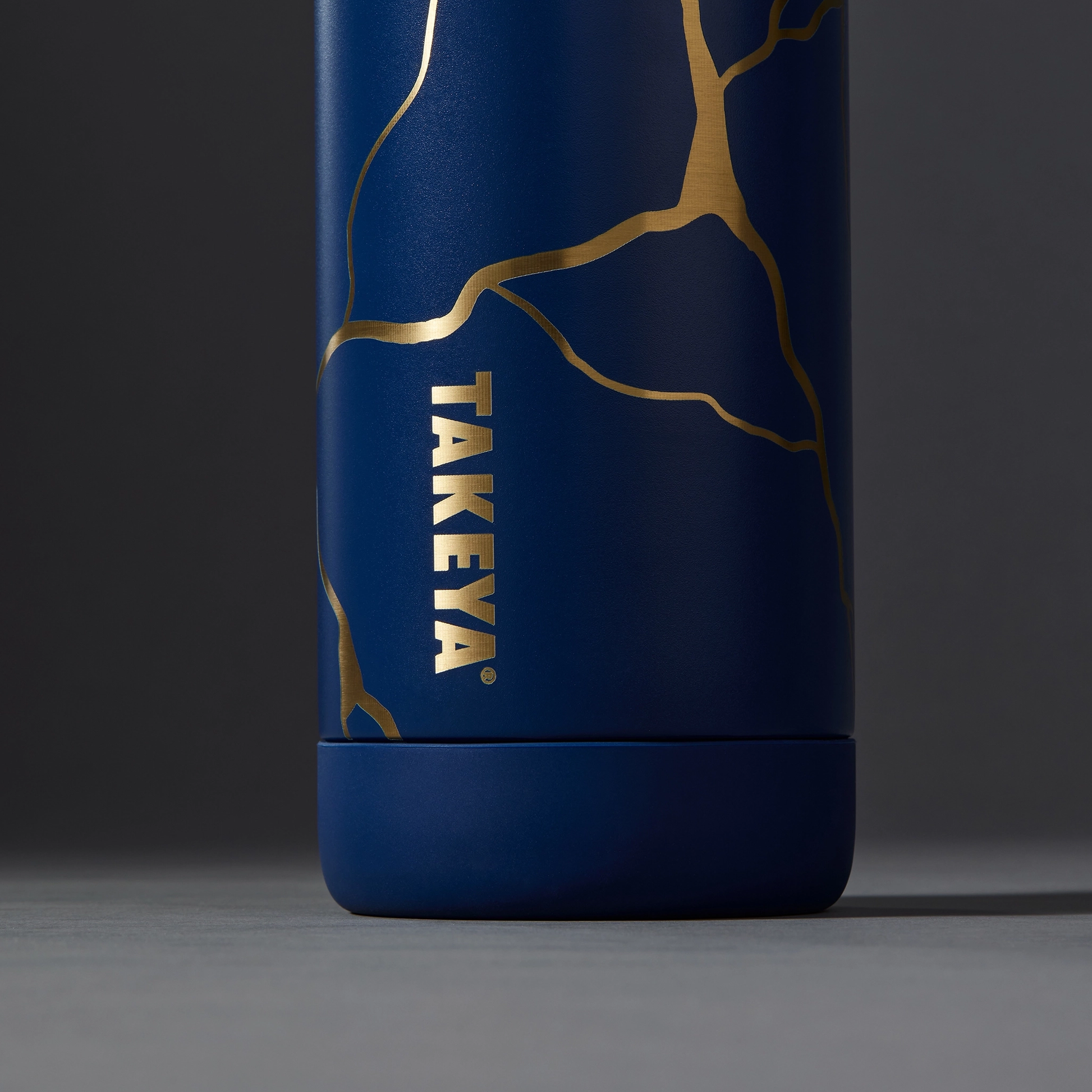 kintsugi-water-bottle-with-spout-lid-q0 51390-TK_HO25_Kintsugi_Takeya9241_Crop.png