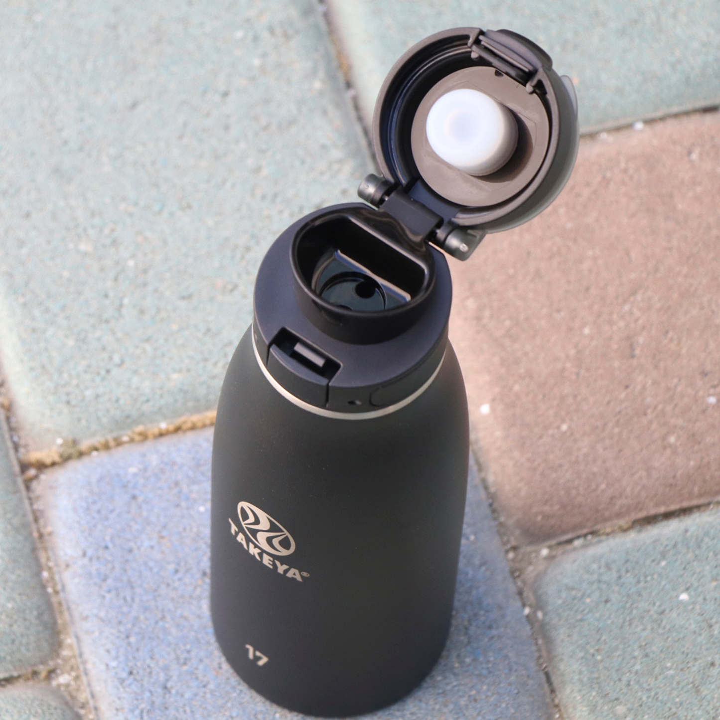traveler-fliplocktm-lid-n9 96076-R-TravelerLid-Lifestyle-Onyx.png